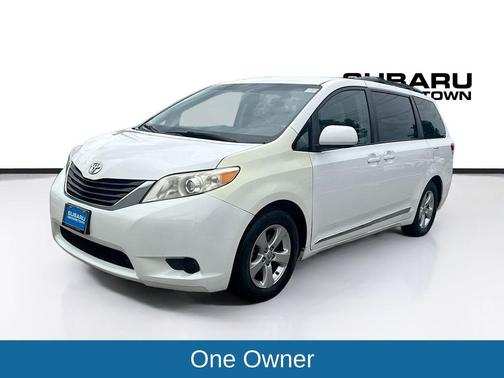 Super White 2014 Toyota Sienna LE