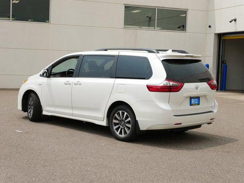 2020 Toyota Sienna XLE