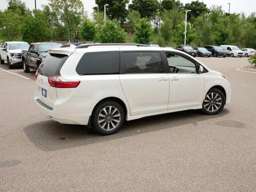 2020 Toyota Sienna XLE