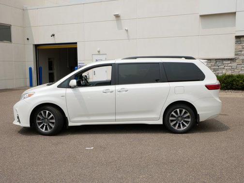 2020 Toyota Sienna XLE
