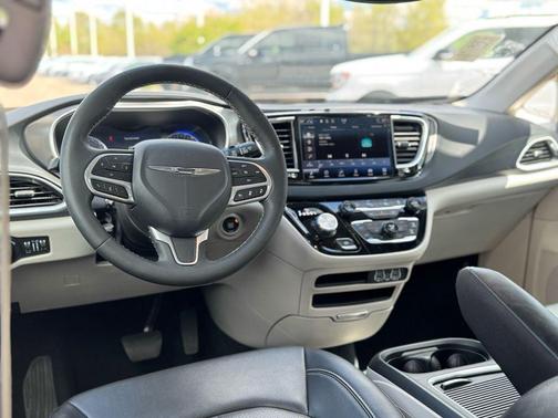 Diamond Black Crystal Pearlcoat 2024 Chrysler Pacifica Touring L