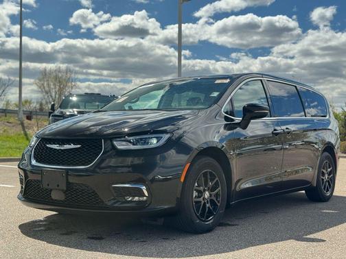Diamond Black Crystal Pearlcoat 2024 Chrysler Pacifica Touring L