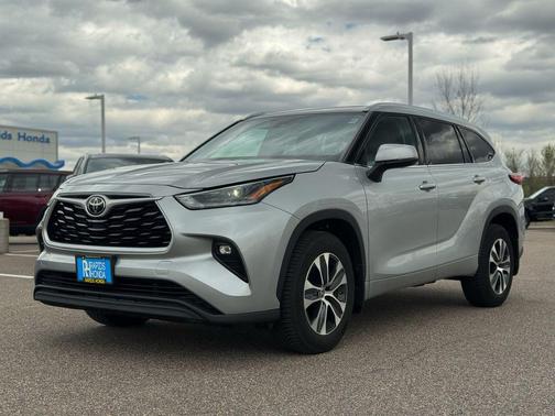 Celestial Silver Metallic 2021 Toyota Highlander XLE