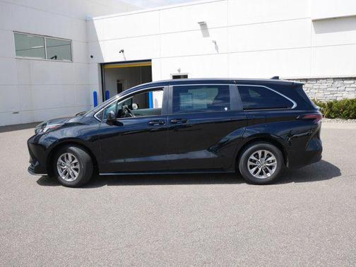 2024 Toyota Sienna LE