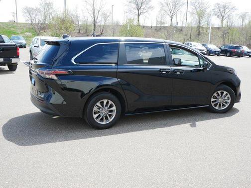 2024 Toyota Sienna LE
