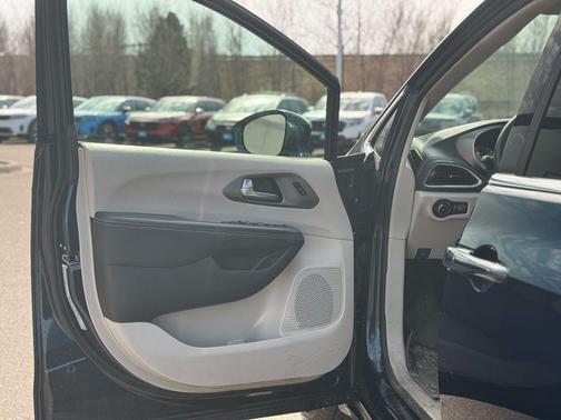 Fathom Blue Pearlcoat 2022 Chrysler Pacifica Touring L