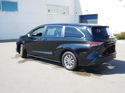 2022 Toyota Sienna XLE 7 Passenger