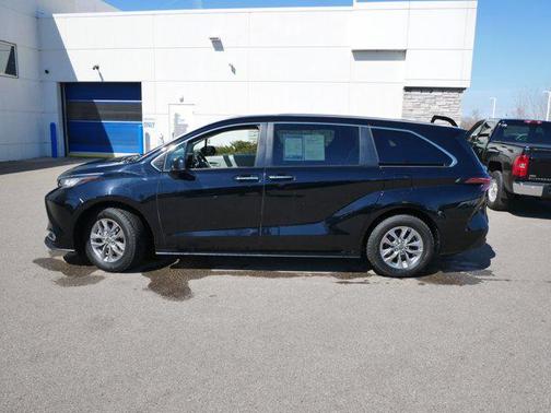 2022 Toyota Sienna XLE 7 Passenger