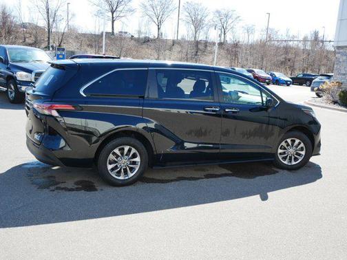 2022 Toyota Sienna XLE 7 Passenger