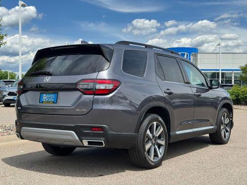 Modern Steel Metallic 2024 Honda Pilot Sport