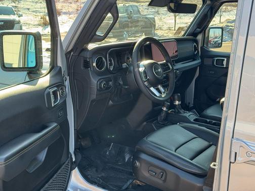 2024 Jeep Wrangler 4-Door Sahara 4x4