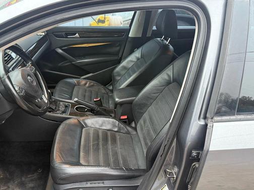 2014 Volkswagen Passat 1.8T Auto SEL Premium