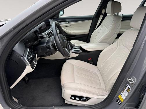 Bernina Grey Amber Effect Metallic 2022 BMW 540 i xDrive