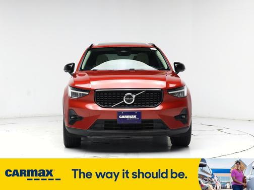 2023 Volvo XC40 B4 Ultimate Dark Theme