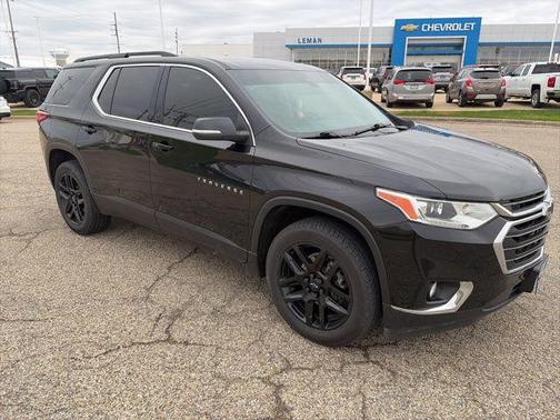 Mosaic Black Metallic 2021 Chevrolet Traverse LT Cloth