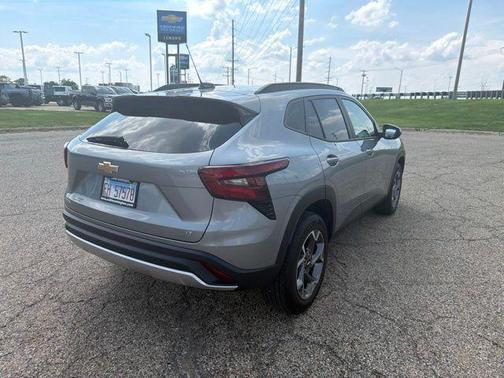 Sterling Gray Metallic 2025 Chevrolet Trax LT
