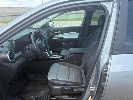 Sterling Gray Metallic 2025 Chevrolet Trax LT