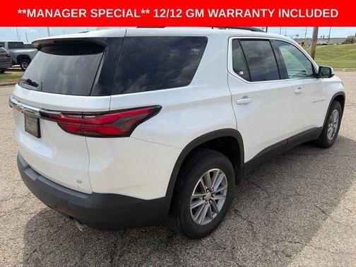 Iridescent Pearl Tricoat 2023 Chevrolet Traverse LT Cloth