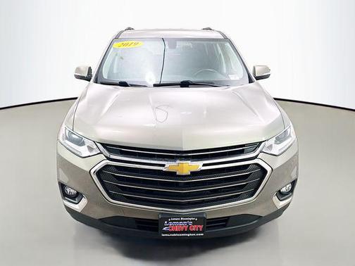 Pepperdust Metallic 2019 Chevrolet Traverse LT Cloth