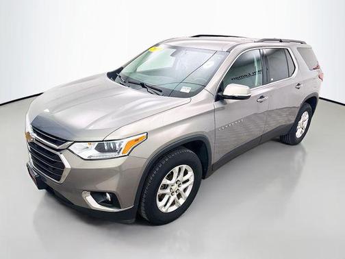 Pepperdust Metallic 2019 Chevrolet Traverse LT Cloth