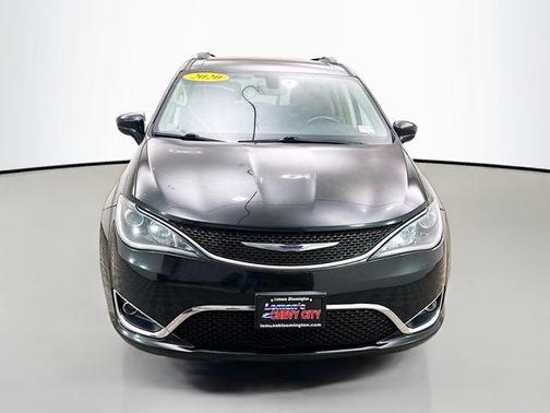 Brilliant Black Crystal Pearlcoat 2020 Chrysler Pacifica Touring L