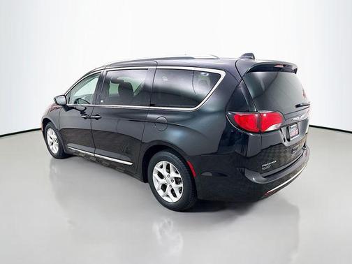 Brilliant Black Crystal Pearlcoat 2020 Chrysler Pacifica Touring L