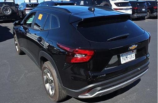 Mosaic Black Metallic 2025 Chevrolet Trax LT