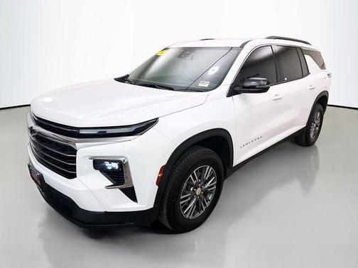 Summit White 2025 Chevrolet Traverse LT