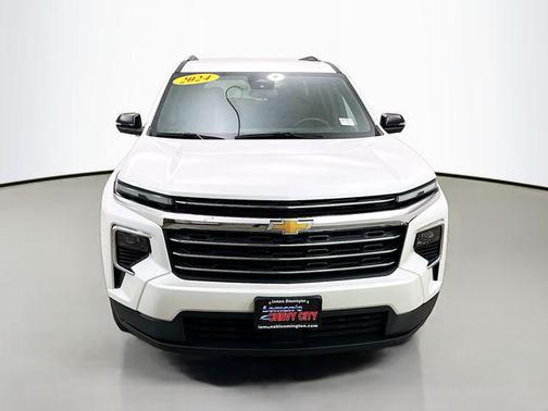 Iridescent Pearl Tricoat 2024 Chevrolet Traverse LT