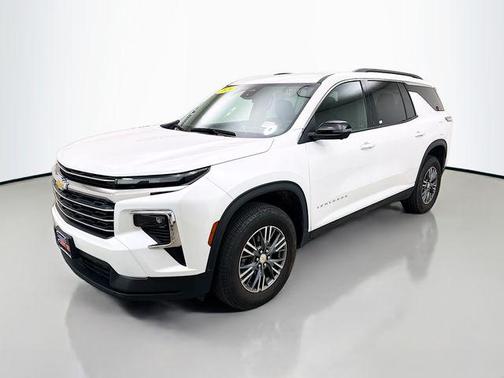 Iridescent Pearl Tricoat 2024 Chevrolet Traverse LT
