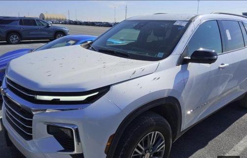 Iridescent Pearl Tricoat 2024 Chevrolet Traverse LT