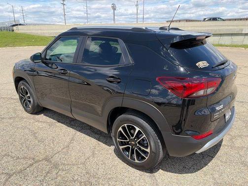 Mosaic Black Metallic 2026 Chevrolet Trailblazer LT