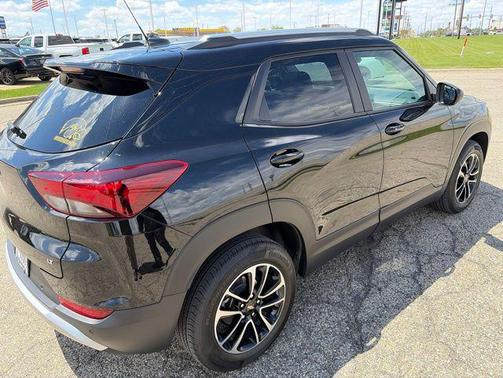 Mosaic Black Metallic 2026 Chevrolet Trailblazer LT