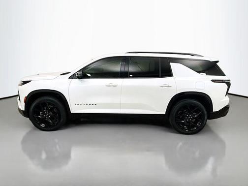 Iridescent Pearl Tricoat 2024 Chevrolet Traverse RS