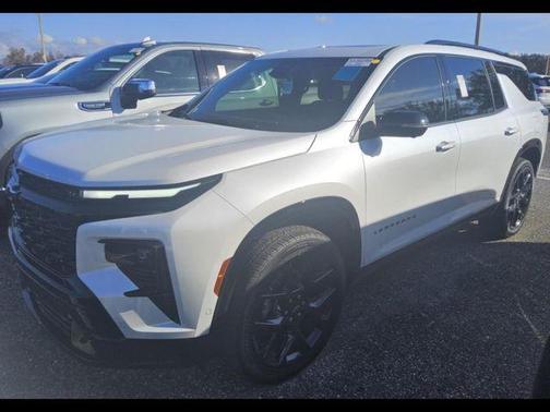 Iridescent Pearl Tricoat 2024 Chevrolet Traverse RS