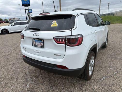 Bright White Clearcoat 2025 Jeep Compass Latitude