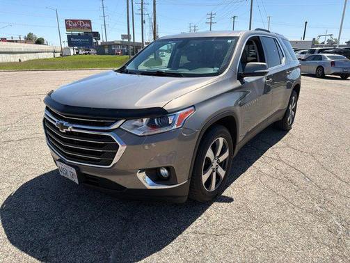Pepperdust Metallic 2018 Chevrolet Traverse LT Leather
