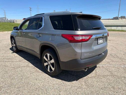 Pepperdust Metallic 2018 Chevrolet Traverse LT Leather