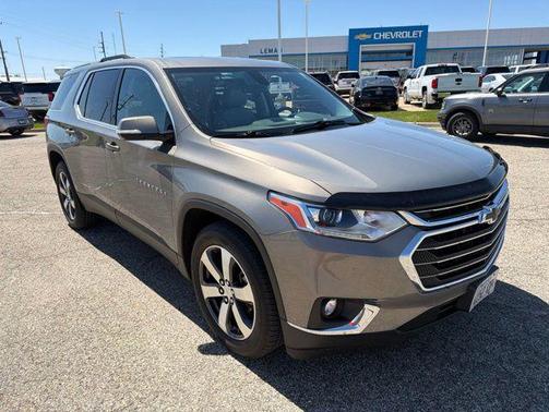 Pepperdust Metallic 2018 Chevrolet Traverse LT Leather