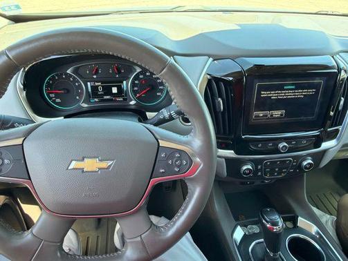 Pepperdust Metallic 2018 Chevrolet Traverse LT Leather