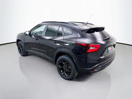 Mosaic Black Metallic 2026 Chevrolet Trax LT