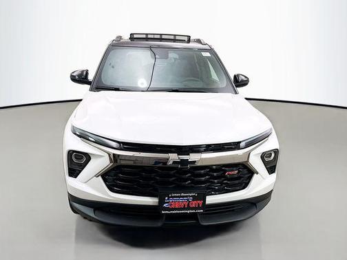 Iridescent Pearl Tricoat 2026 Chevrolet Trailblazer RS