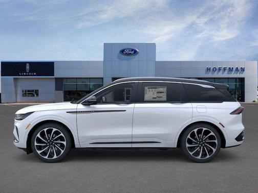 White Platinum Metallic Tri-Coat 2026 Lincoln Nautilus Black Label