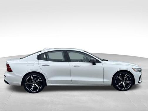 2024 Volvo S60 B5 Core Dark Theme