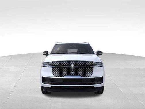 Pristine White Metallic Tri-Coat 2026 Lincoln Navigator Premiere