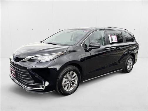 2023 Toyota Sienna XLE 8 Passenger