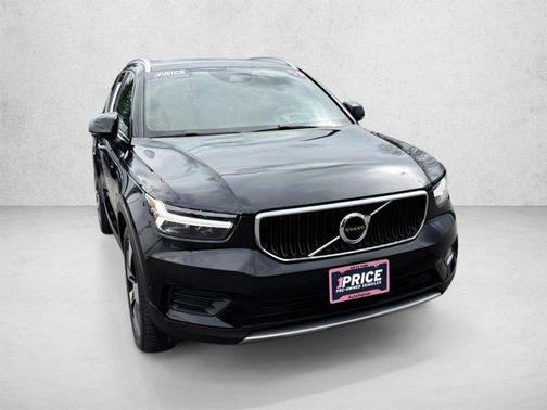 Onyx Black Metallic 2019 Volvo XC40 T5 Momentum