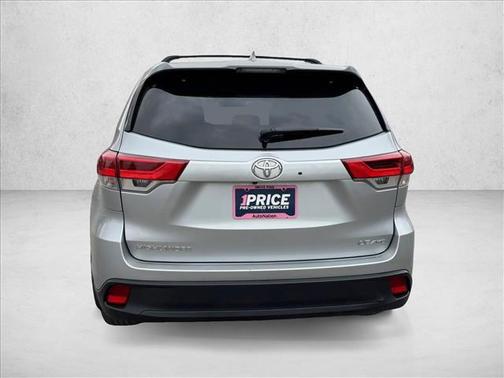 Celestial Silver Metallic 2018 Toyota Highlander LE Plus