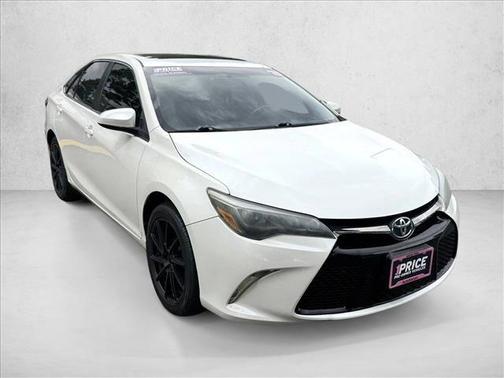 Super White 2015 Toyota Camry XSE