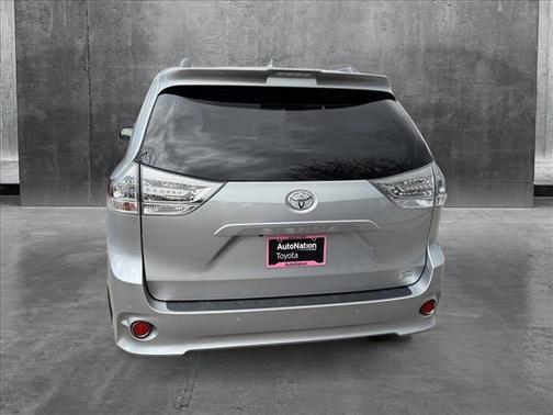 2019 Toyota Sienna SE